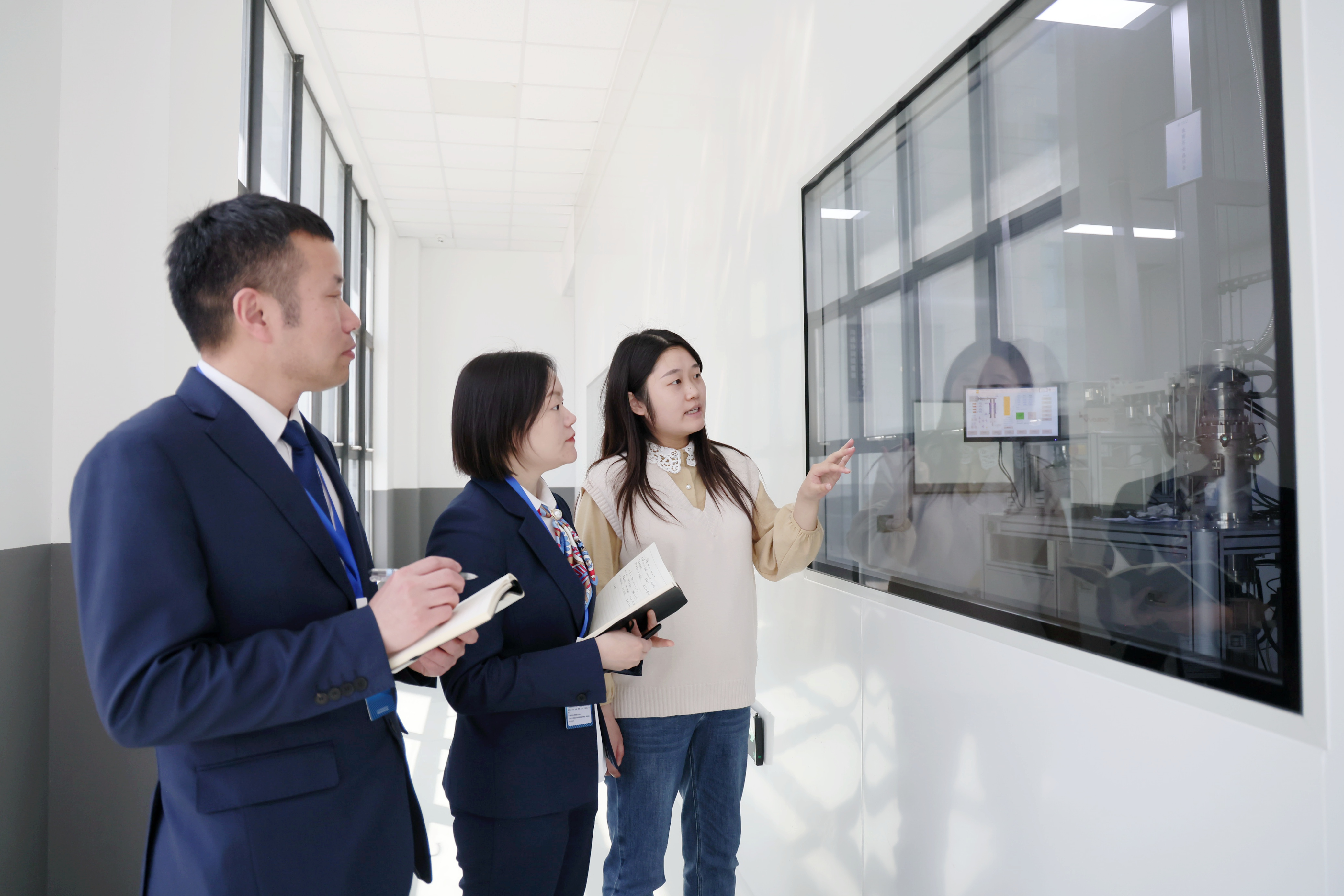 如皋農(nóng)商銀行客戶經(jīng)理到科技型小微企業(yè)走訪 如皋農(nóng)商銀行/供圖 配圖1