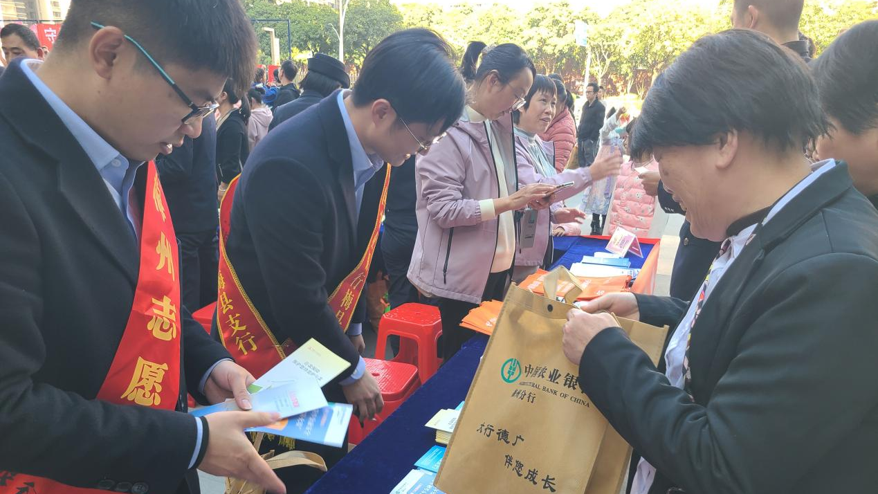 警銀聯(lián)動(dòng)  反詐宣傳進(jìn)商圈