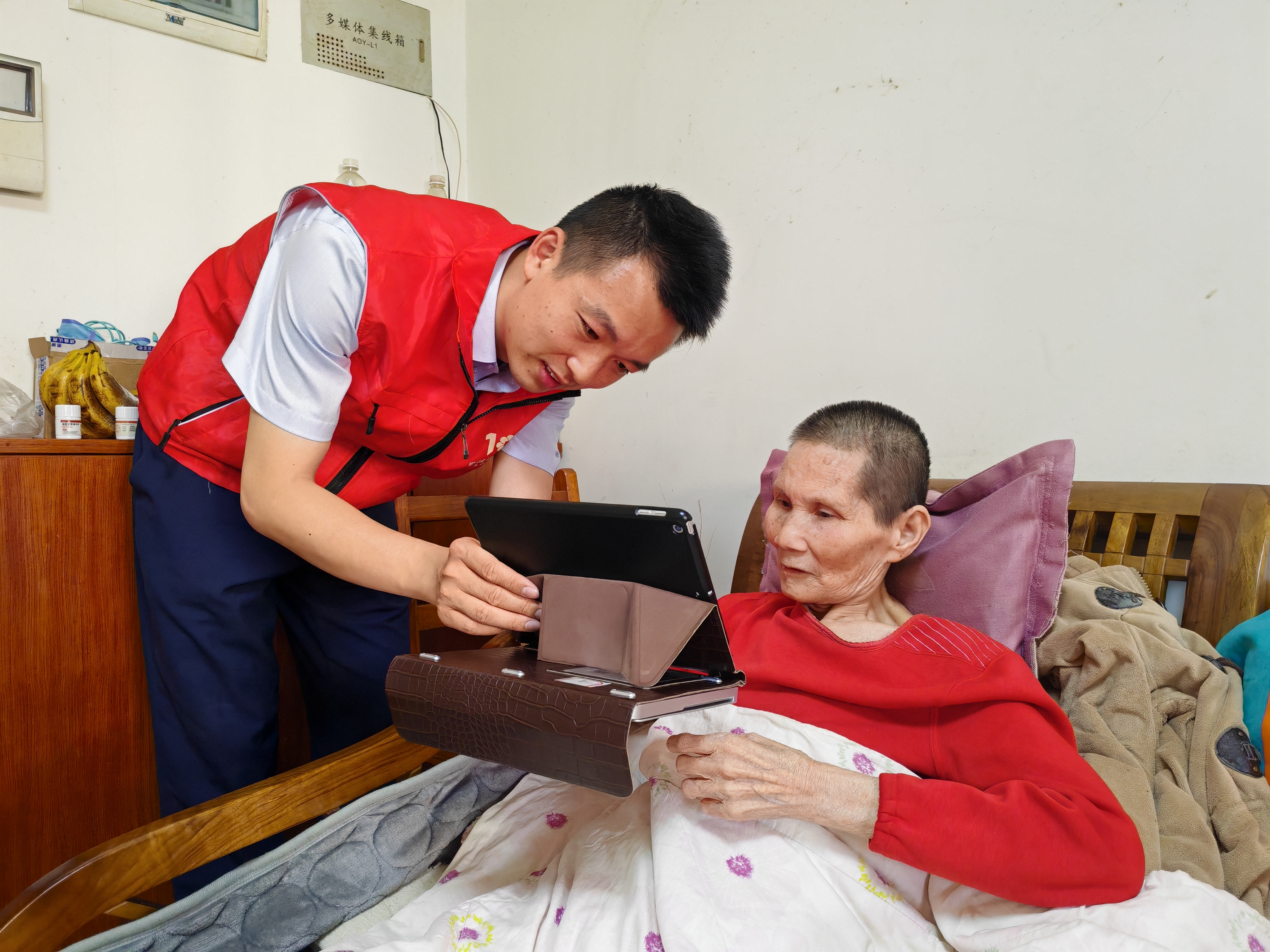 圖為臨桂農(nóng)商銀行金山支行為行動不便老年人提供“一對一”專屬服務(wù) 臨桂農(nóng)商銀行供圖