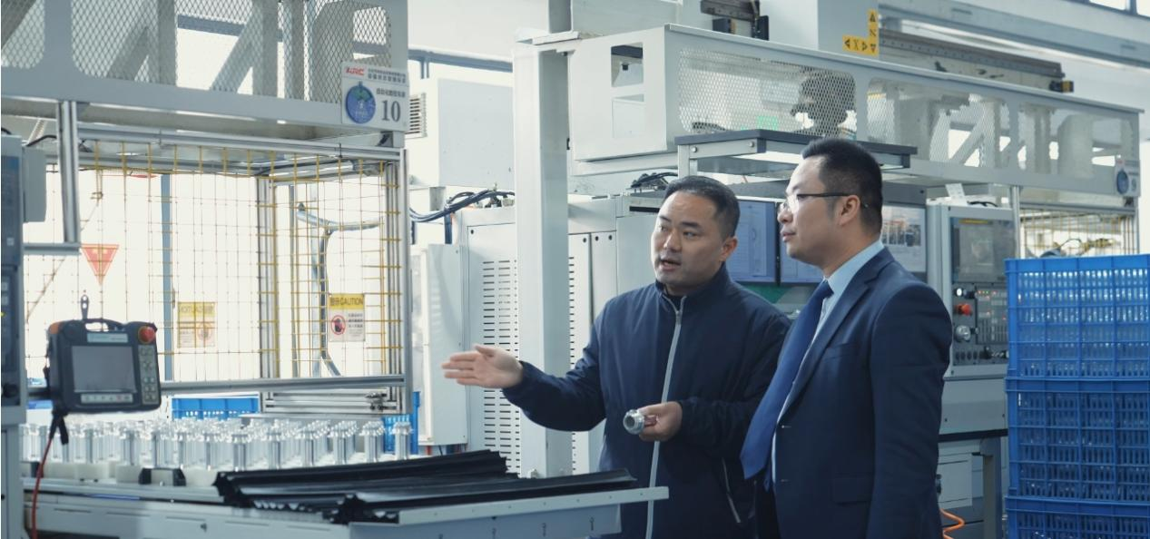 太倉(cāng)農(nóng)商銀行板橋支行行長(zhǎng)走訪企業(yè) 太倉(cāng)農(nóng)商銀行供圖 配圖1