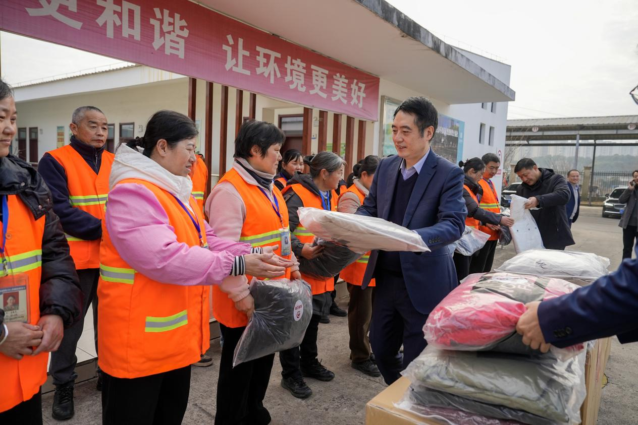 捐贈現(xiàn)場給環(huán)衛(wèi)工人分發(fā)棉衣 句容農(nóng)商銀行供圖 配圖1
