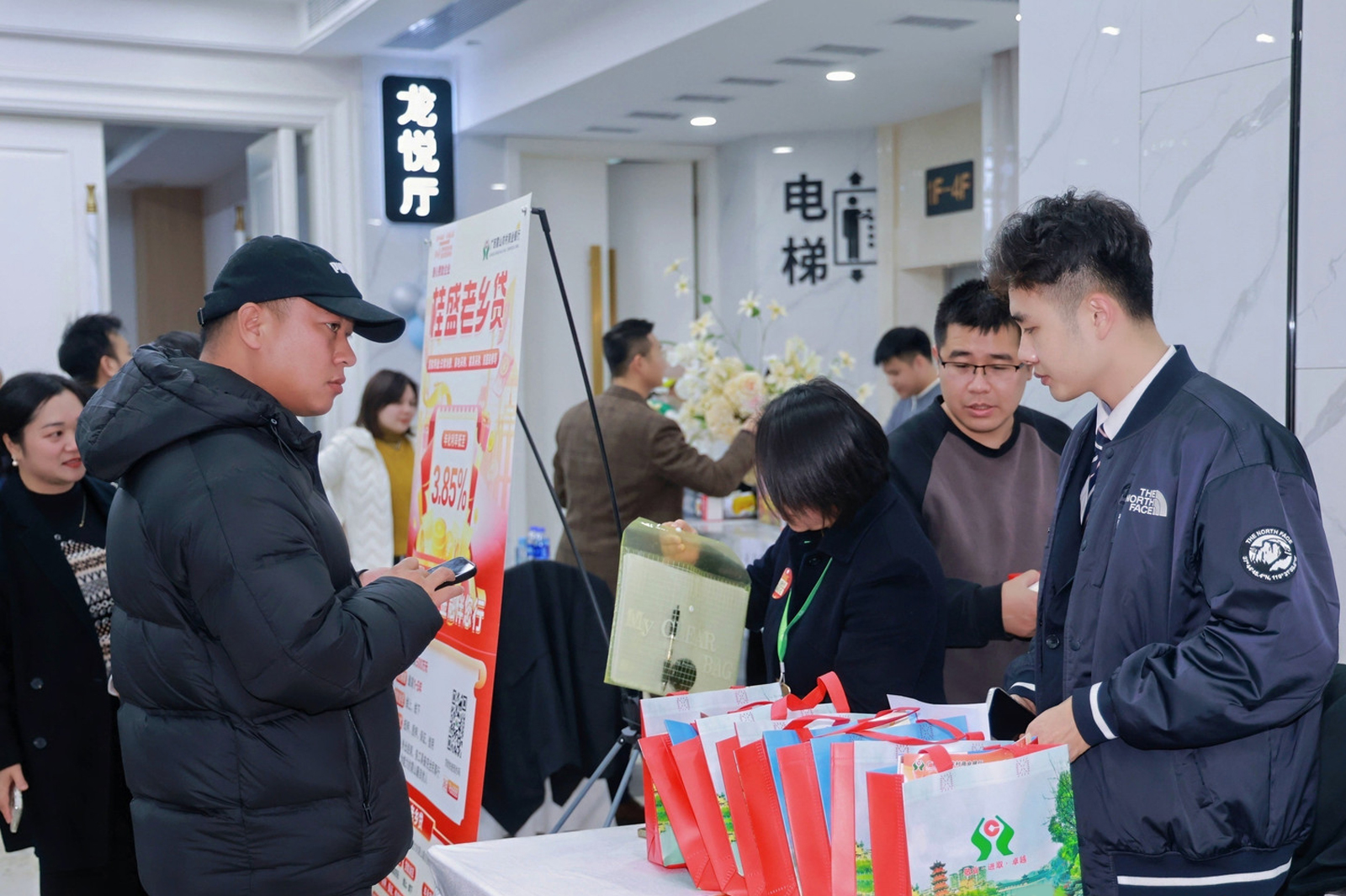 蒙山農商銀行金融專員現(xiàn)場答疑解惑 蒙山農商銀行供圖