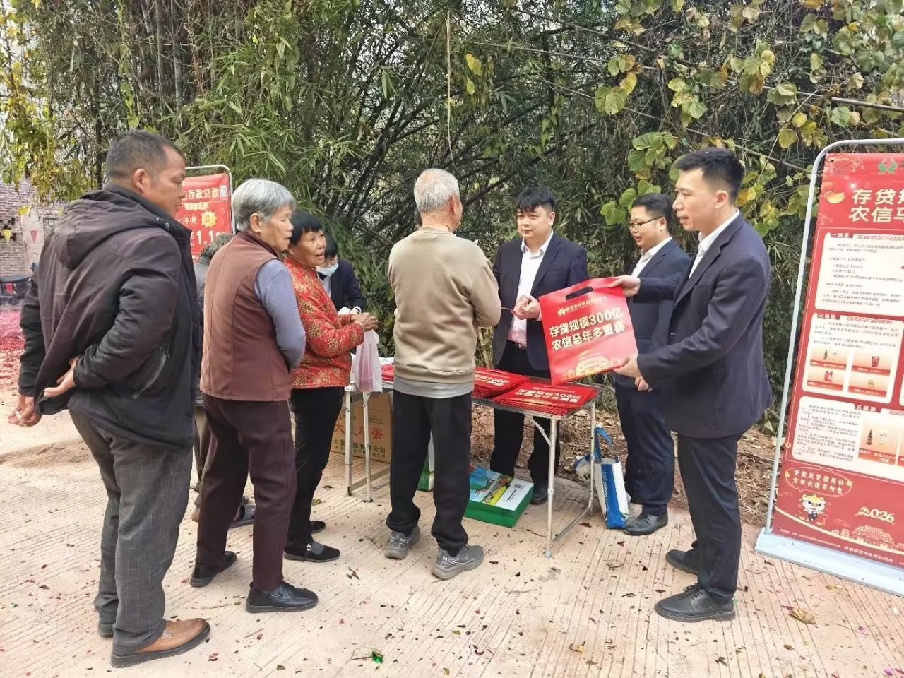 紅馬甲服務(wù)隊(duì)推進(jìn)普惠金融服務(wù) 藤縣農(nóng)村信用合作聯(lián)社供圖