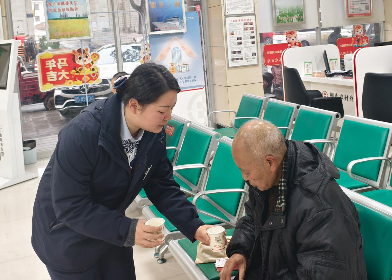 工作人員給客戶遞水 衡山農(nóng)商銀行供圖 配圖1